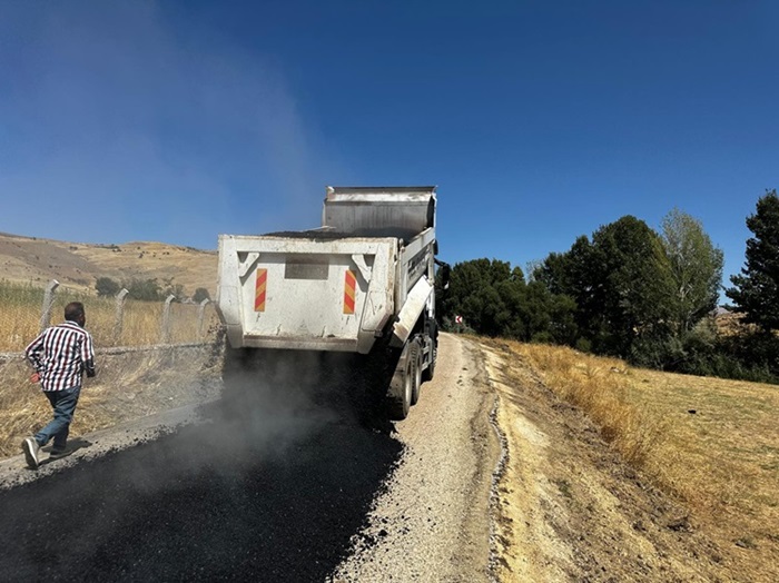 Kovancılar İlçemizde Yol Yapım Çalışmaları Devam Ediyor